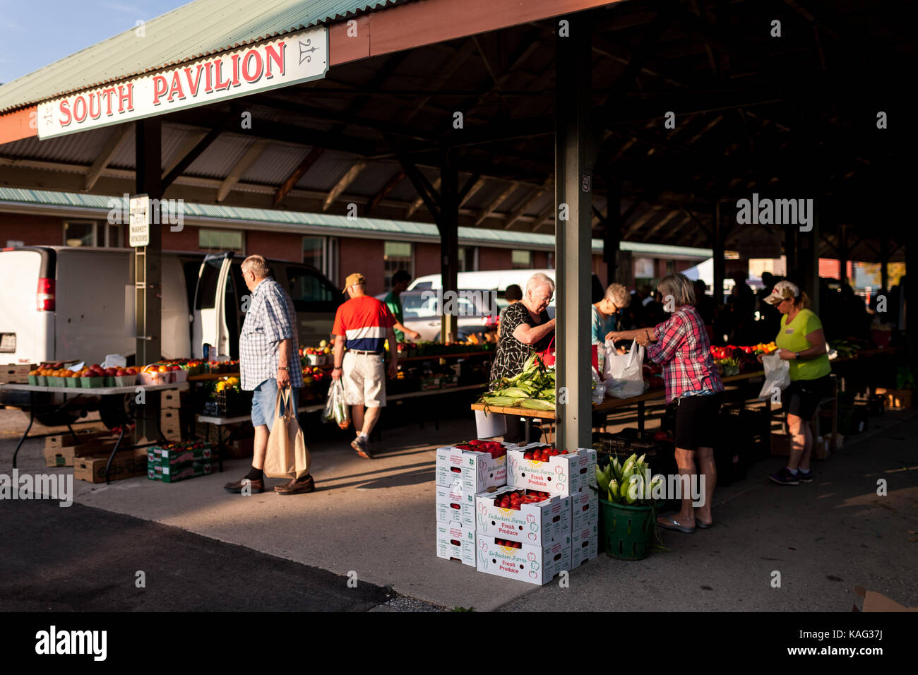 Gli amanti dello shopping a horton farmers market in st. Thomas, on sept. 23, 2017. Il mercato ha cominciato in 1878 come un produttore locale-basato sul mercato. Foto Stock