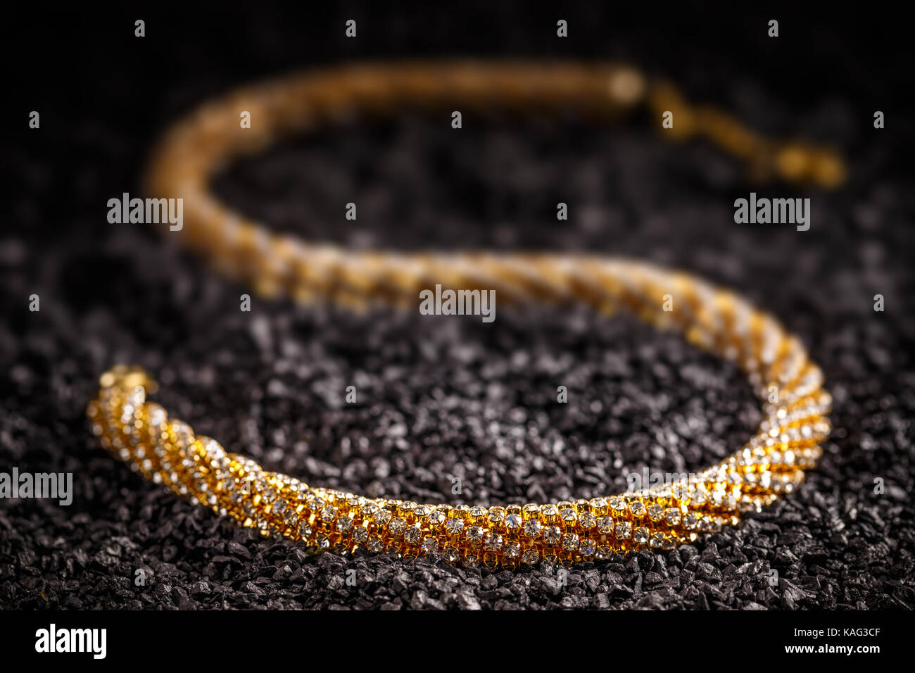 Goldplated collana con piccole pietre di vetro Foto Stock