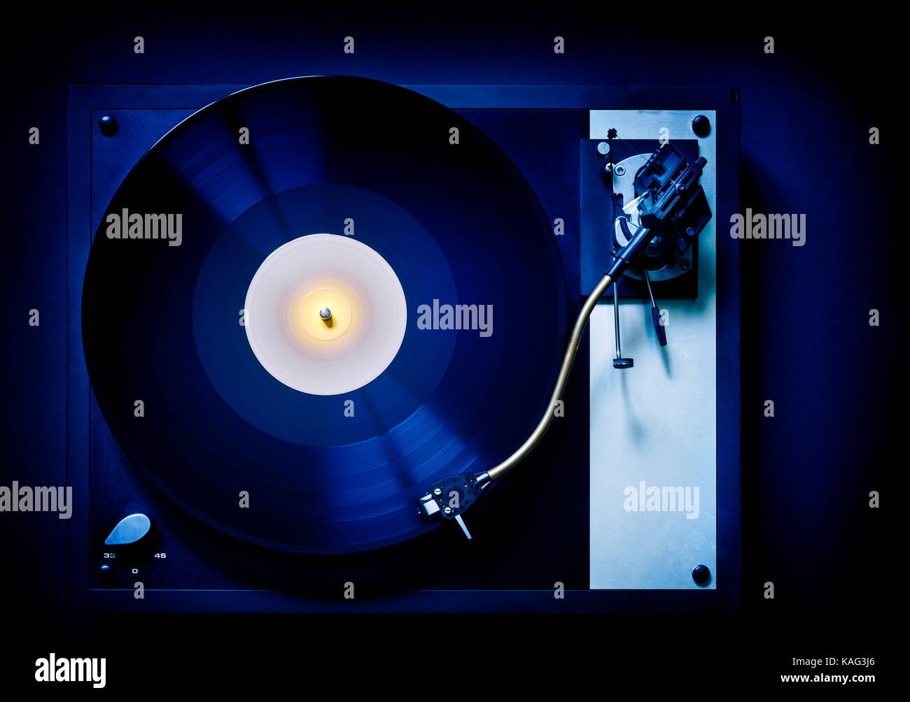 Vinil lungo riproduzione record, LP, su un vecchio stile retrò, record giocatore giradischi con tonearm Foto Stock