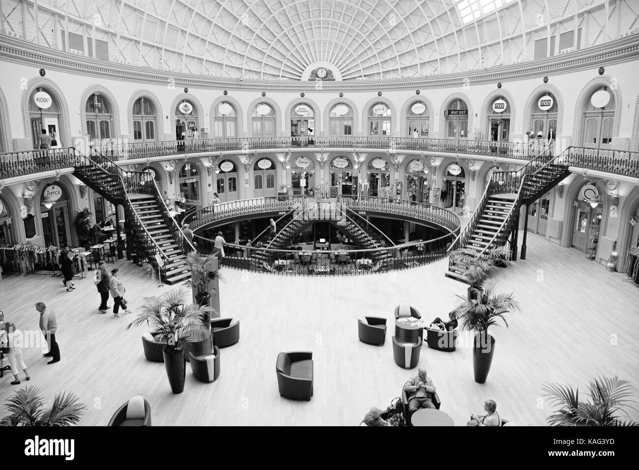 Una visualizzazione bianco e nero della storica Leeds Corn Exchange. Foto Stock