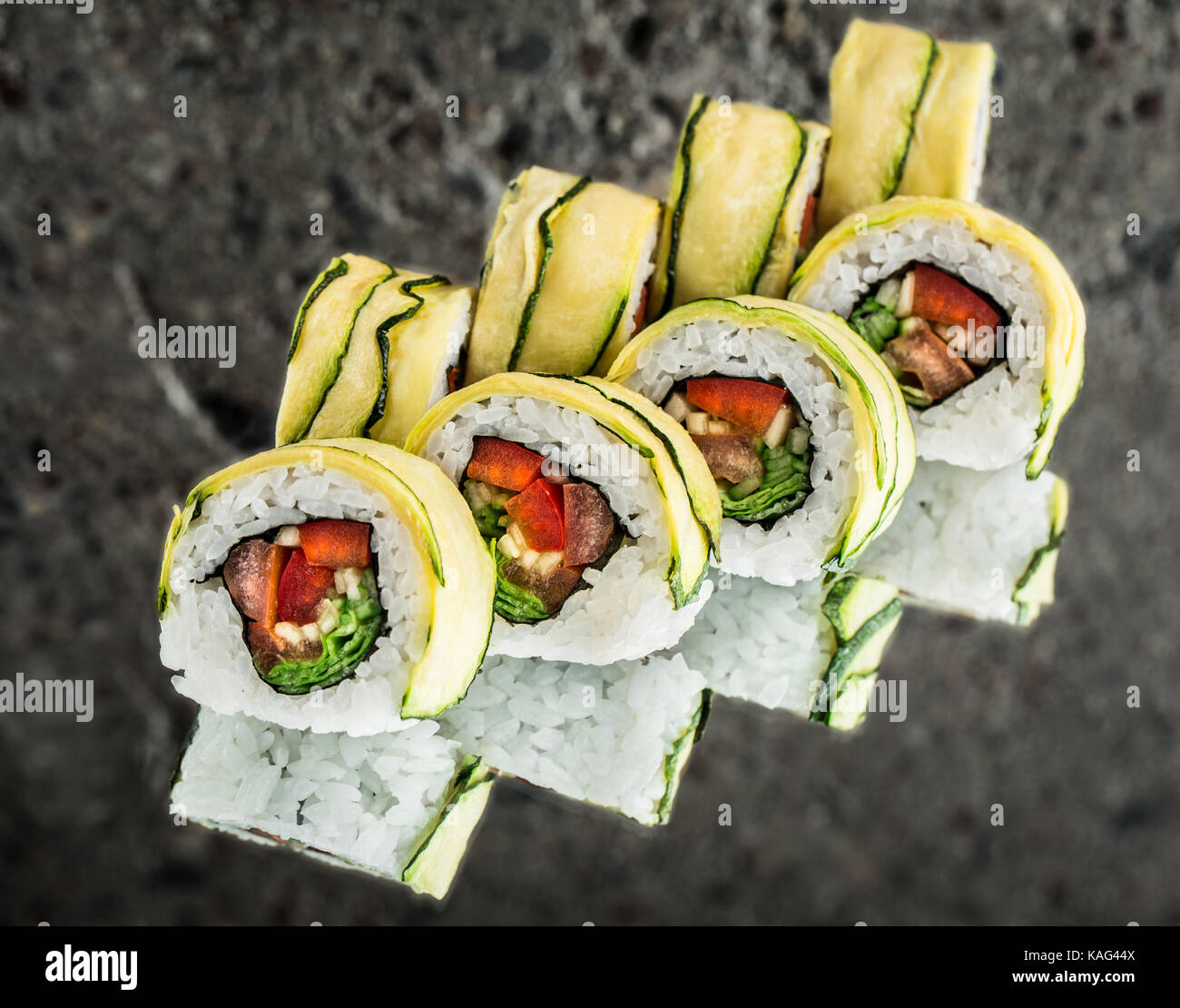 Rotolo di verdure con cecember, paprica, pomodoro Foto Stock