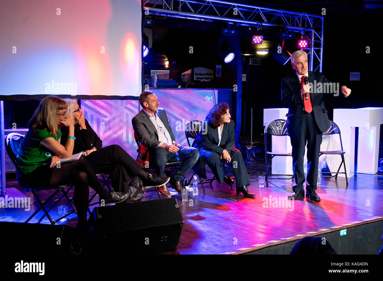 Cancelliere ombra john mcdonnell intervenendo a una riunione durante il mondo trasformato festival organizzato dal gruppo di slancio al partito laburista conferenza a Brighton, Inghilterra, Regno Unito Foto Stock