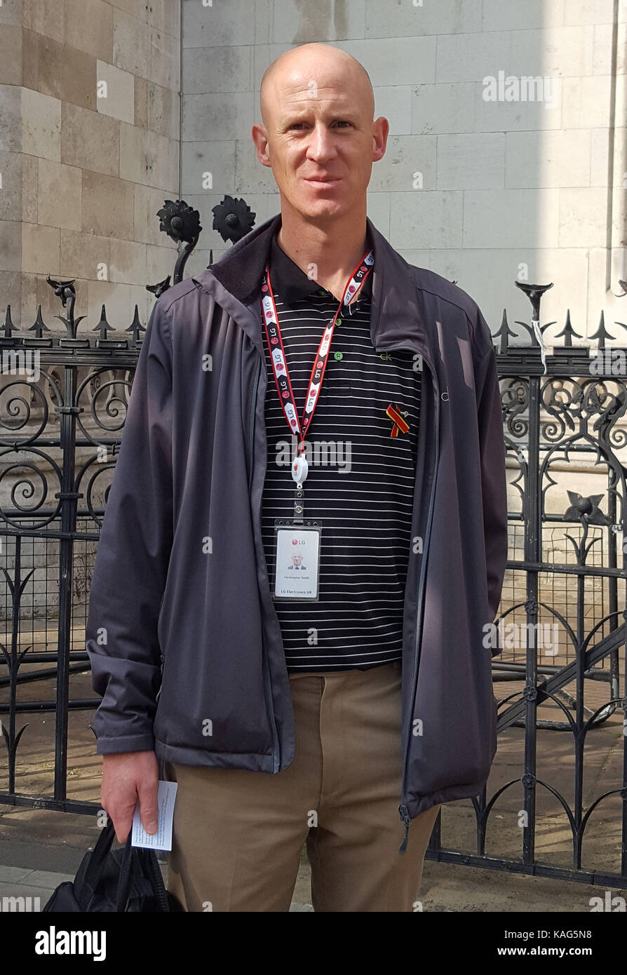 Chris Smith, il cui padre è morto dopo essere stato dato prodotti ematici contaminati, sorge al di fuori della High Court di Londra, dopo le vittime e le loro famiglie hanno vinto una sentenza che permette loro di lanciare un alta corte azione di gruppo alla ricerca di danni su prodotti ematici contaminati. Foto Stock