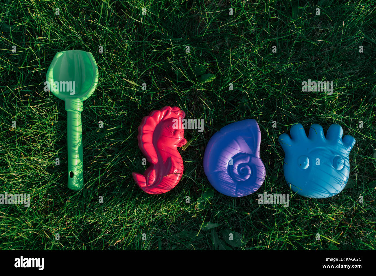 Bambini giocattoli colorati su un prato verde. Foto Stock