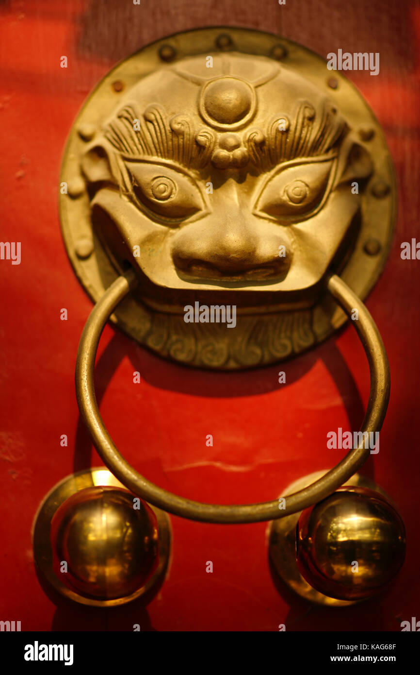 Bronzo cinese porta lion respingente a Pechino Foto Stock