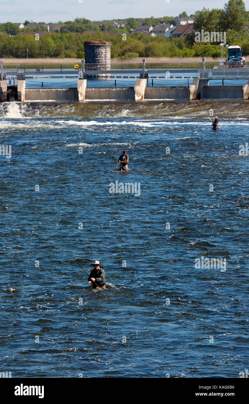 La pesca al salmone nel fiume Corrib, Galway, nella contea di Galway, Irlanda Foto Stock