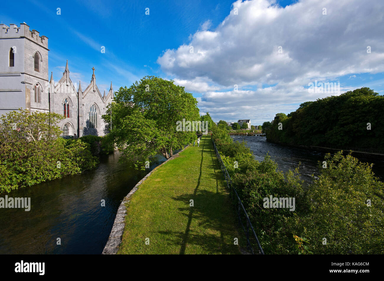 A piedi il percorso di erba tra il fiume Corrib e i frati di fiume (sulla sinistra accanto a Saint Vincent il Convento della misericordia), Galway, nella contea di Galway, Irlanda Foto Stock