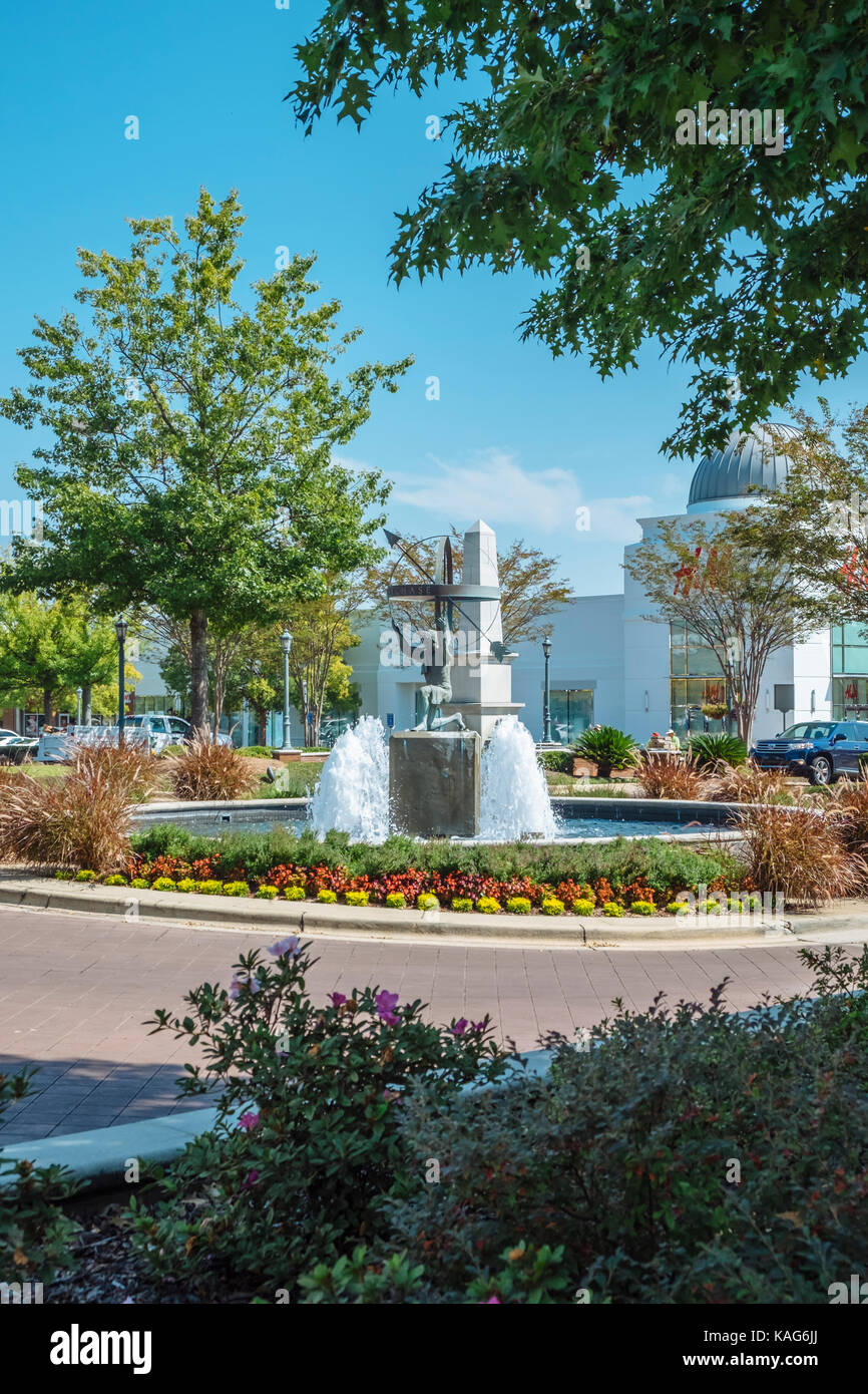 Una grande fontana e illustrazioni grandi acquirenti sulla strada principale in Shoppes at eastchase shopping centre in Montgomery, Alabama, Stati Uniti d'America. Foto Stock