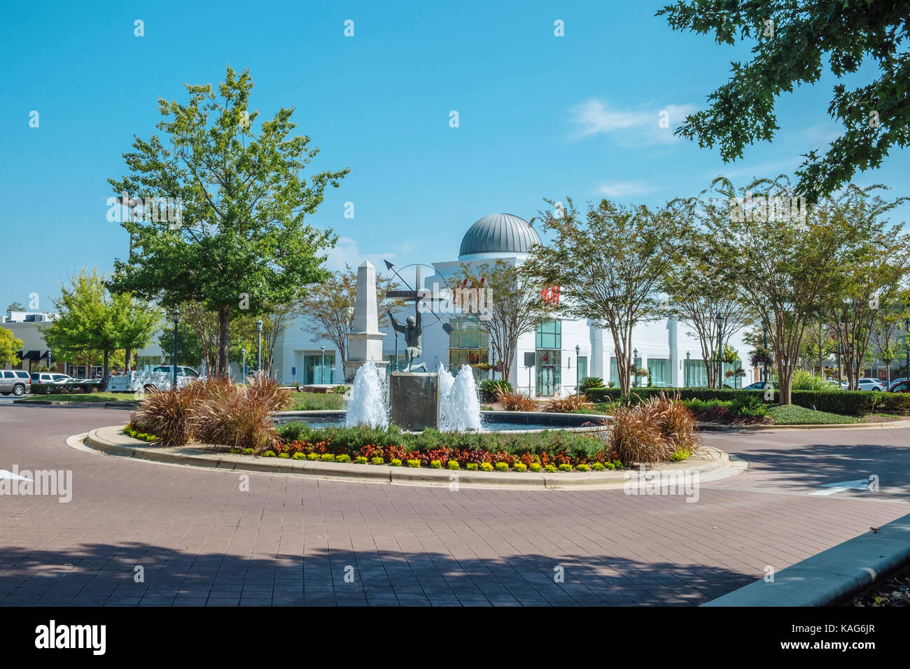 Una grande fontana e illustrazioni grandi acquirenti sulla strada principale in Shoppes at eastchase shopping centre in Montgomery, Alabama, Stati Uniti d'America. Foto Stock
