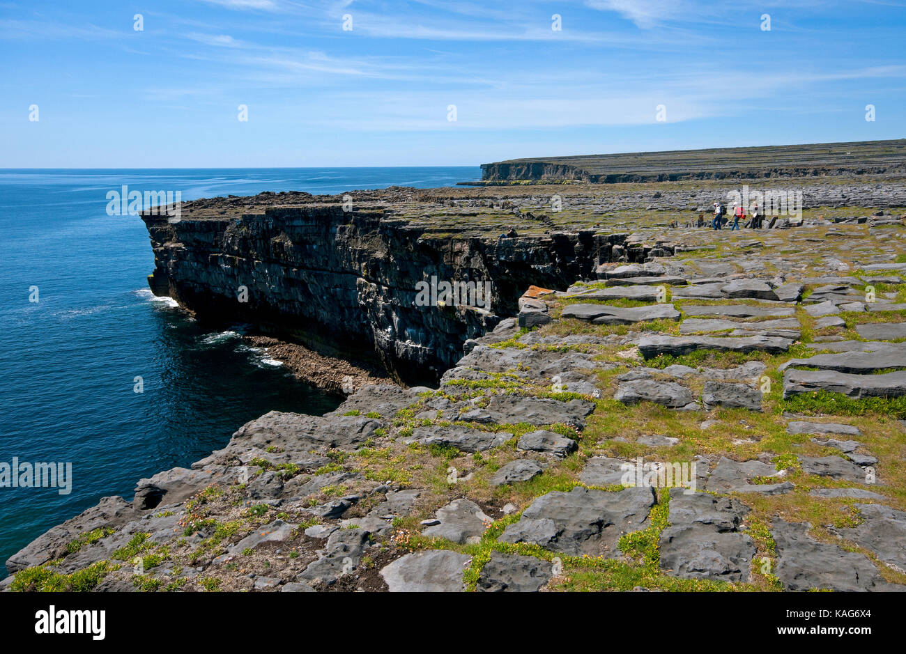 Alte scogliere a Inishmore isola nei pressi di rovine di Dun Duchathair (nero Fort), Isole Aran, nella contea di Kerry, Irlanda Foto Stock
