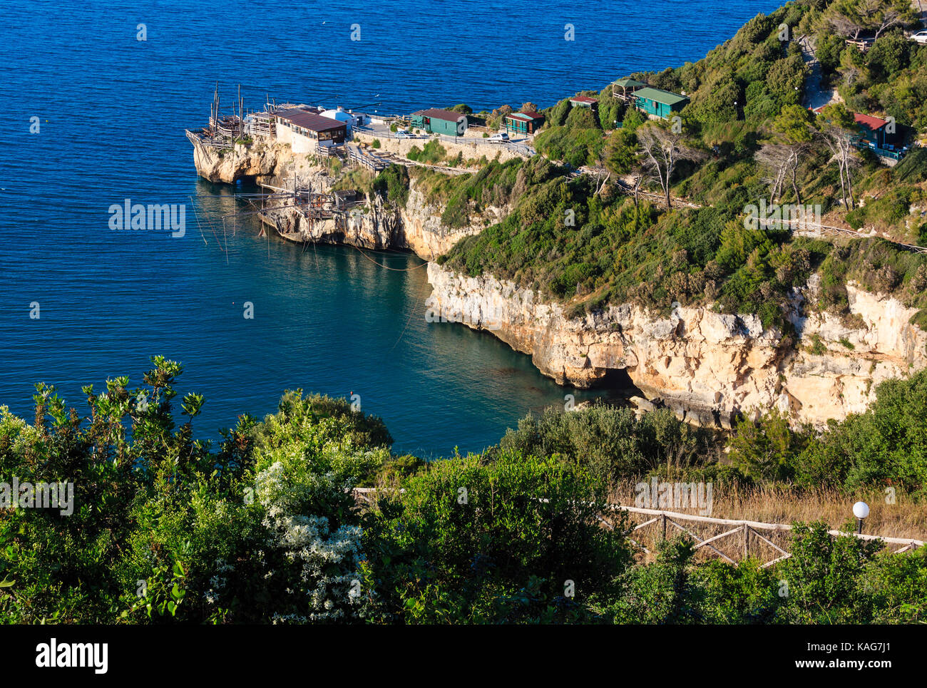 Estate cape trabucco di monte pucci vista, vicino mare arroccato peschici  città, Gargano in Puglia, Italia Foto stock - Alamy