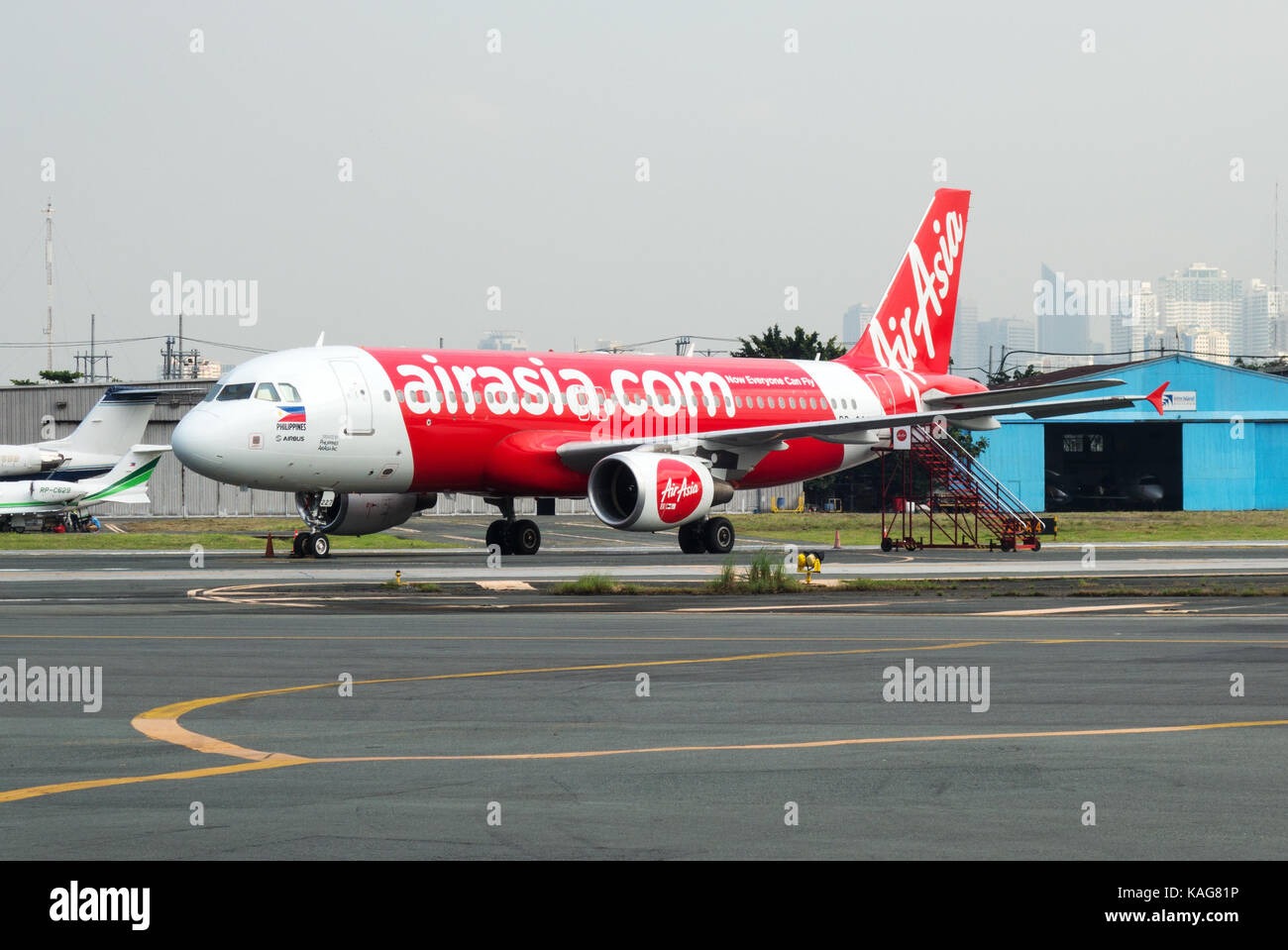 Un aereo AirAsia a terra presso l'aeroporto internazionale Ninoy Aquino, Manila, Filippine, Asia Foto Stock