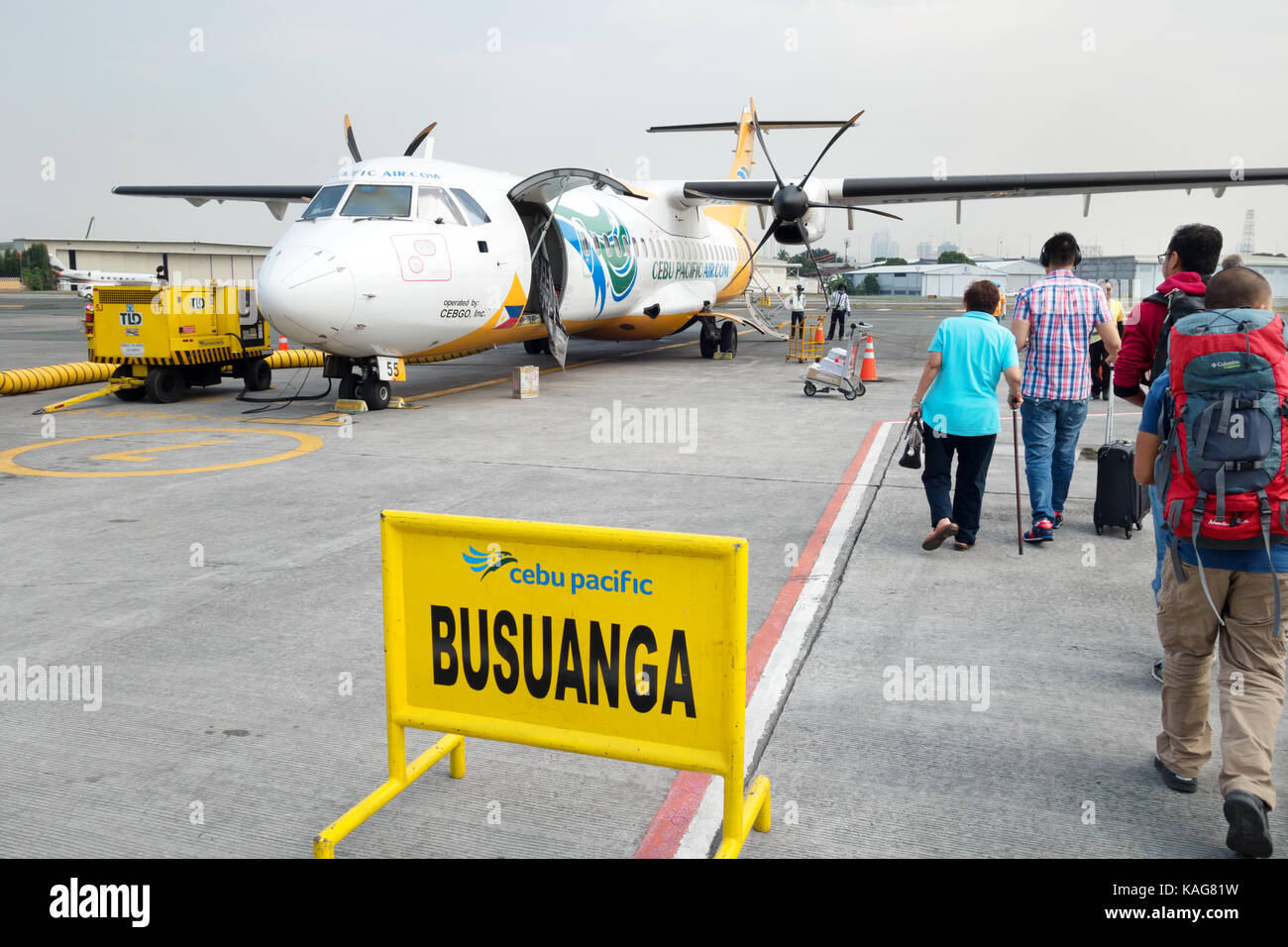 I passeggeri salpano a bordo di un aereo Cebu Pacific all'aeroporto di Manila per l'Isola di Busuanga; Manila, Filippine Asia Foto Stock
