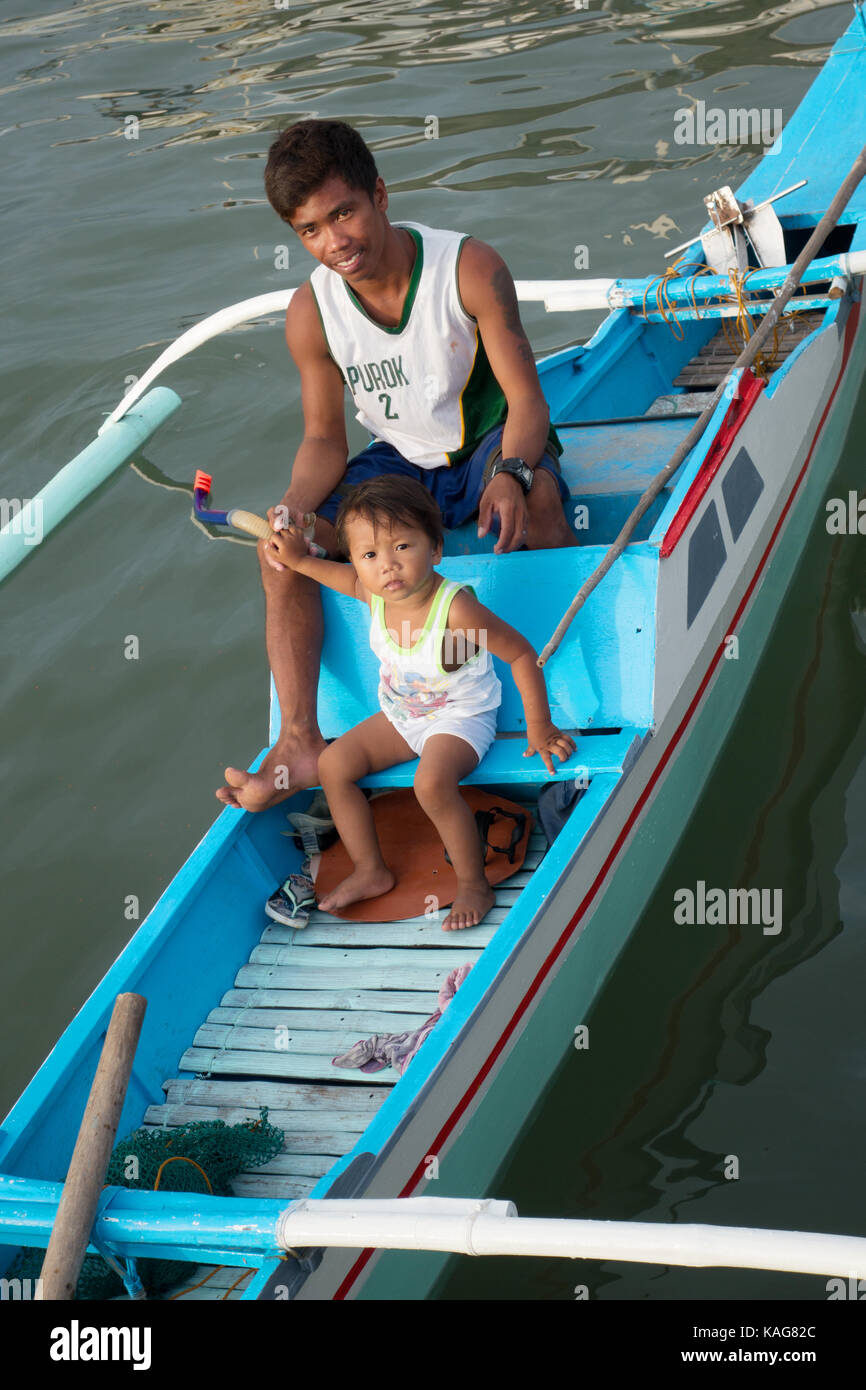 Filippine famiglia - un padre filippino e il bambino nella loro barca, coron, busuanga island, PALAWAN FILIPPINE asia Foto Stock
