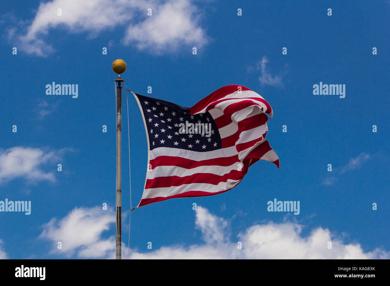 Bandiera americana contro il cielo blu. Foto Stock