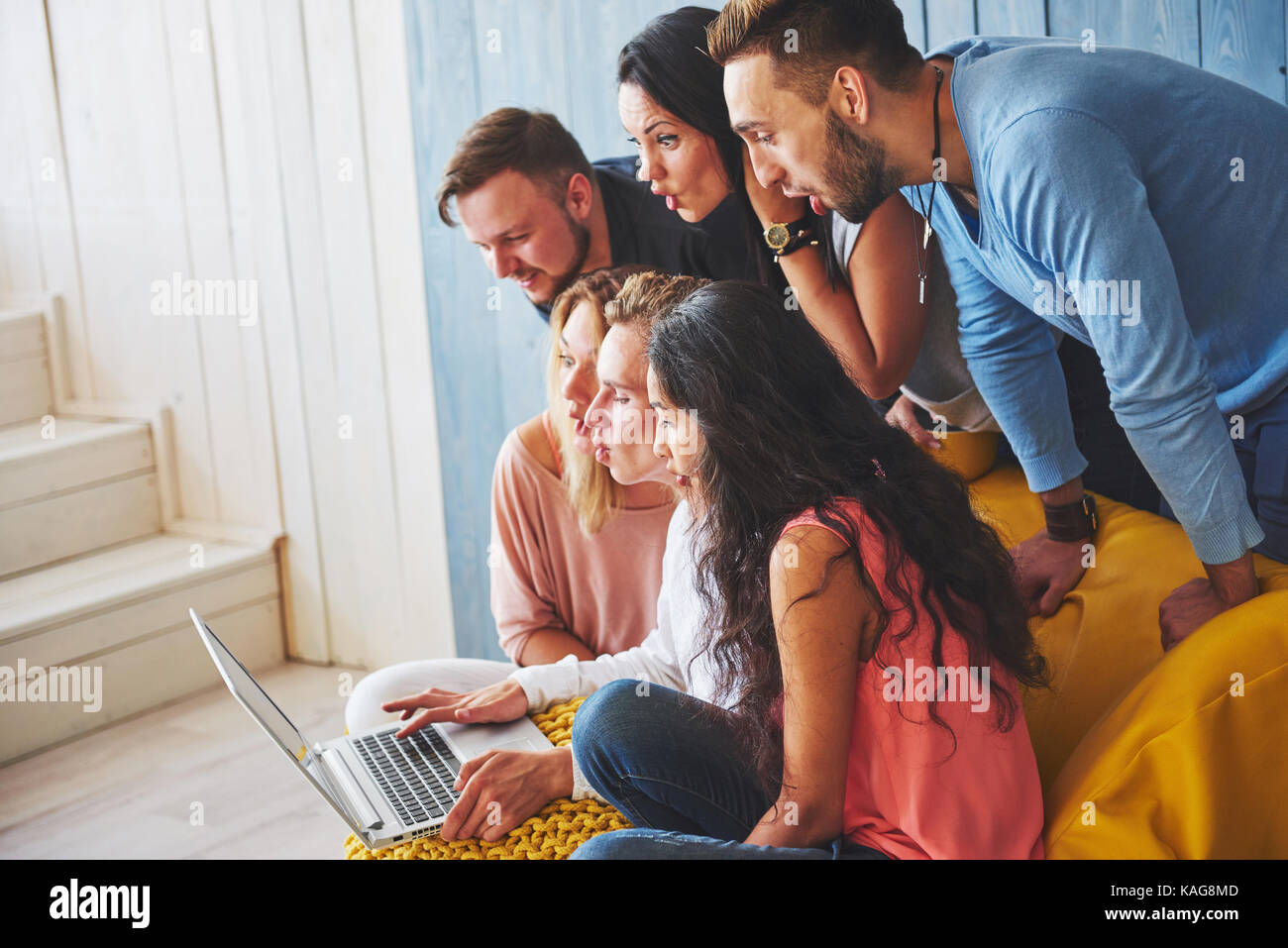 Un gruppo di giovani creativi amici appendere i social media concetto. persone insieme a discutere il progetto creativo durante il processo di lavoro, giocare o guardare film in video Foto Stock