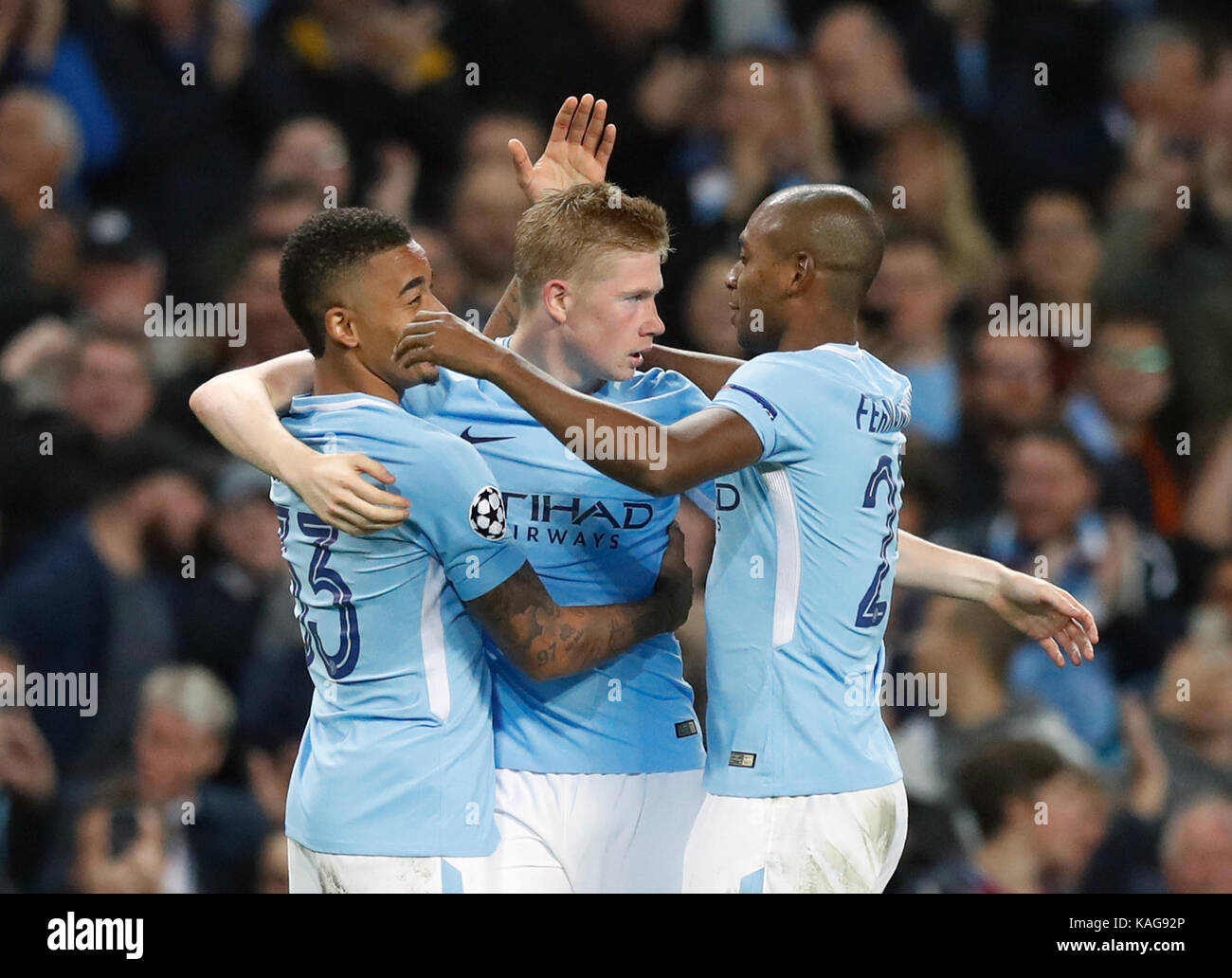 Manchester City di kevin de bruyne (centro) punteggio celebra il suo lato del primo obiettivo del gioco con i compagni di squadra durante la UEFA Champions League, gruppo f corrisponde all'Etihad Stadium e Manchester. Foto Stock