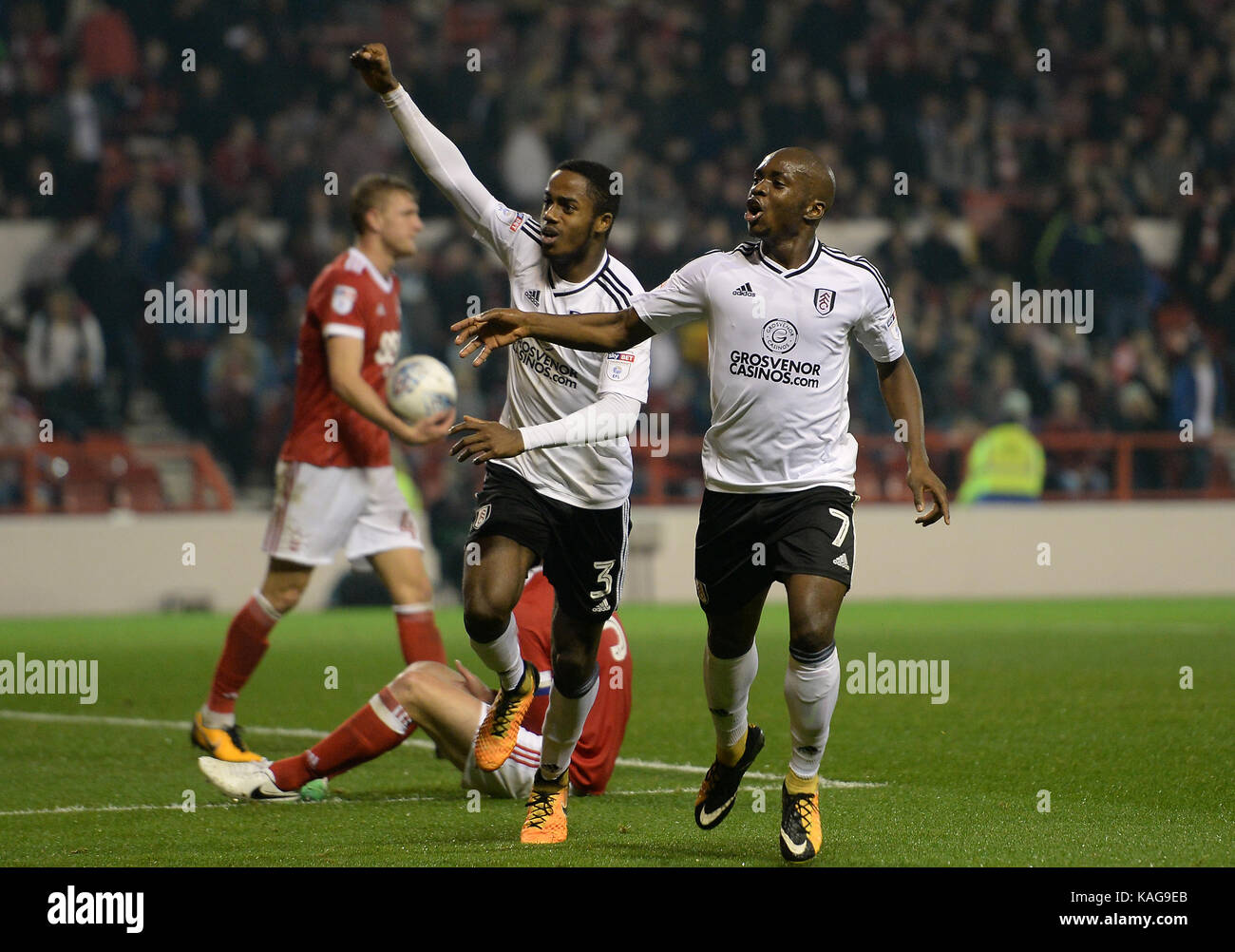 Fulham's neeskens kabano (destra) celebra il suo punteggio squadre terzo obiettivo durante il cielo scommessa partita di campionato al suolo città di Nottingham. Foto Stock