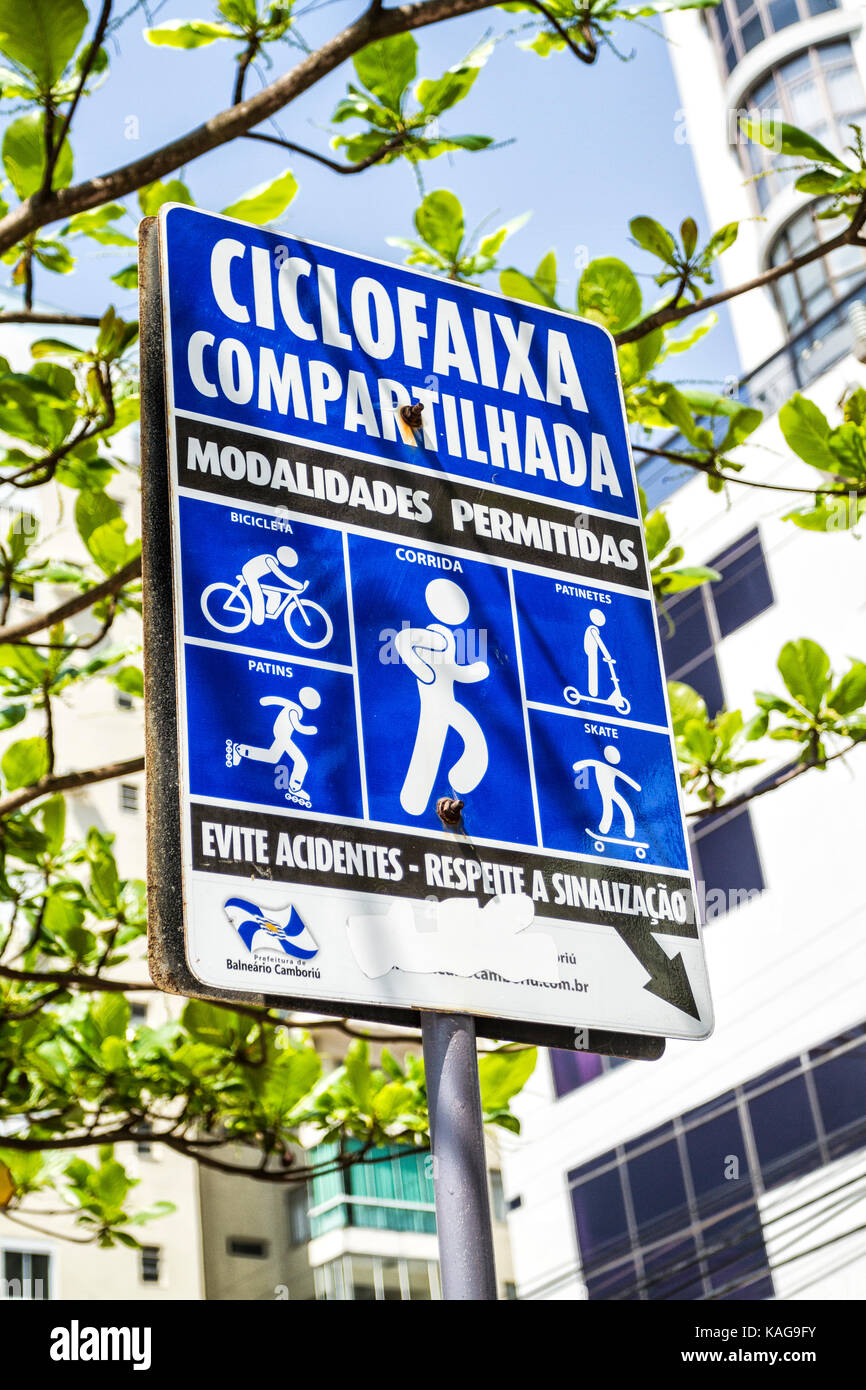 Indicazione per bicicletta e pedonale corsia condivisa. Balneario Camboriu, Santa Catarina, Brasile. Foto Stock