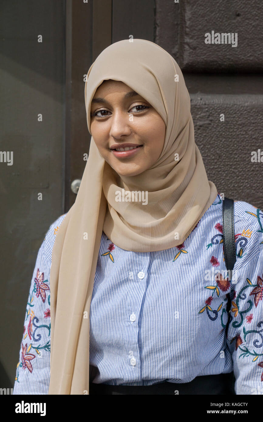 Un attraente teenage ragazza yemenita al giorno musulmano sfilata in Midtown Manhattan, a New York City. Foto Stock