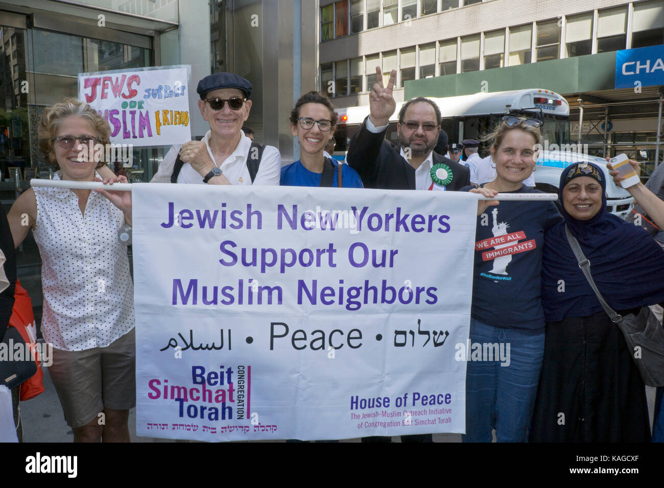 I membri ebrei del tempio Beit Simchat Torah portando un banner per appoggiare i loro vicini musulmani al giorno musulmano sfilata in Midtown Manhattan, NYC Foto Stock