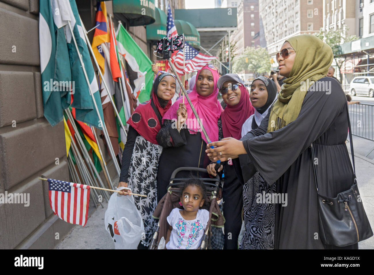 Una famiglia dalla Tanzania prendendo un selfie presso il musulmano parata del giorno in Midtown Manhattan, a New York City. Foto Stock