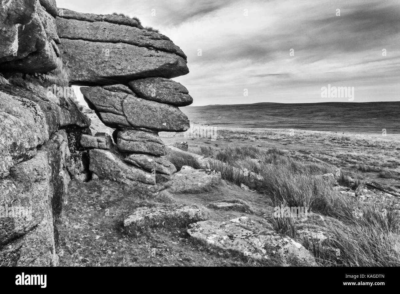 Affioramento di granito a grande Mis Tor, Parco Nazionale di Dartmoor, Devon, Regno Unito nel mese di settembre in bianco e nero monocromatico Foto Stock