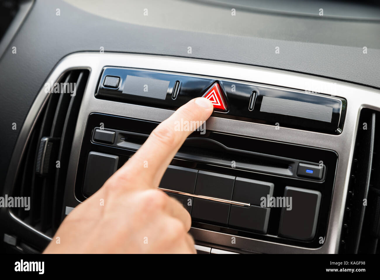 Close-up di uomo di mano, premendo il pulsante di arresto di emergenza in auto Foto Stock