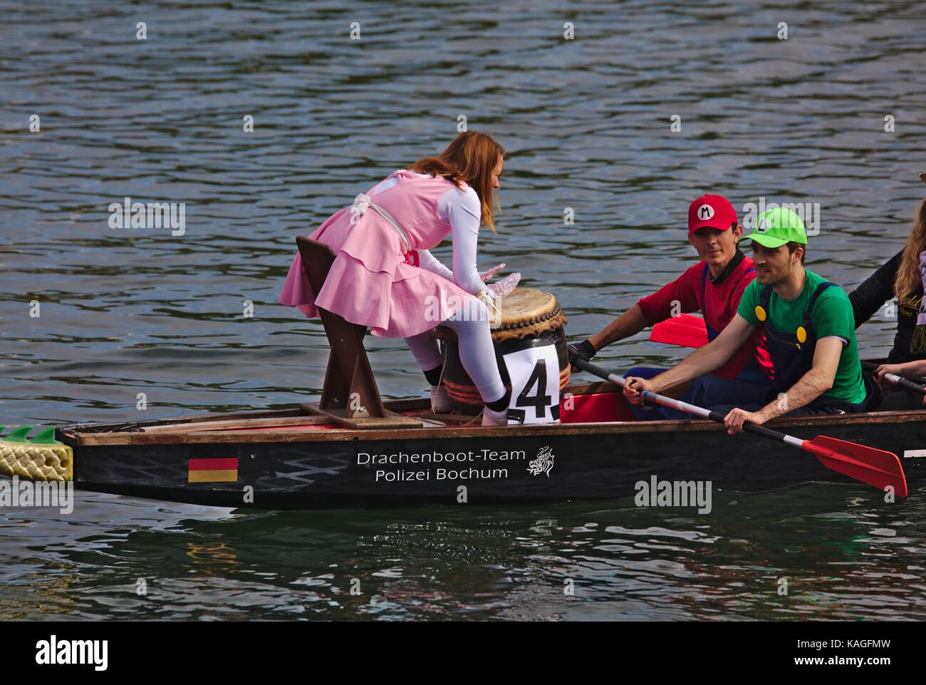 Gara di dragon boat sul Fühlinger vedere, Colonia Foto Stock
