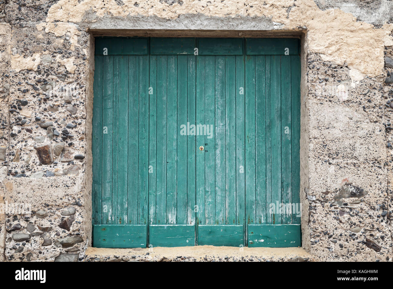 Verde antico cancello di legno nel muro di pietra, architettonico foto di sfondo texture. Vila Baleira, porto santo, Portogallo Foto Stock