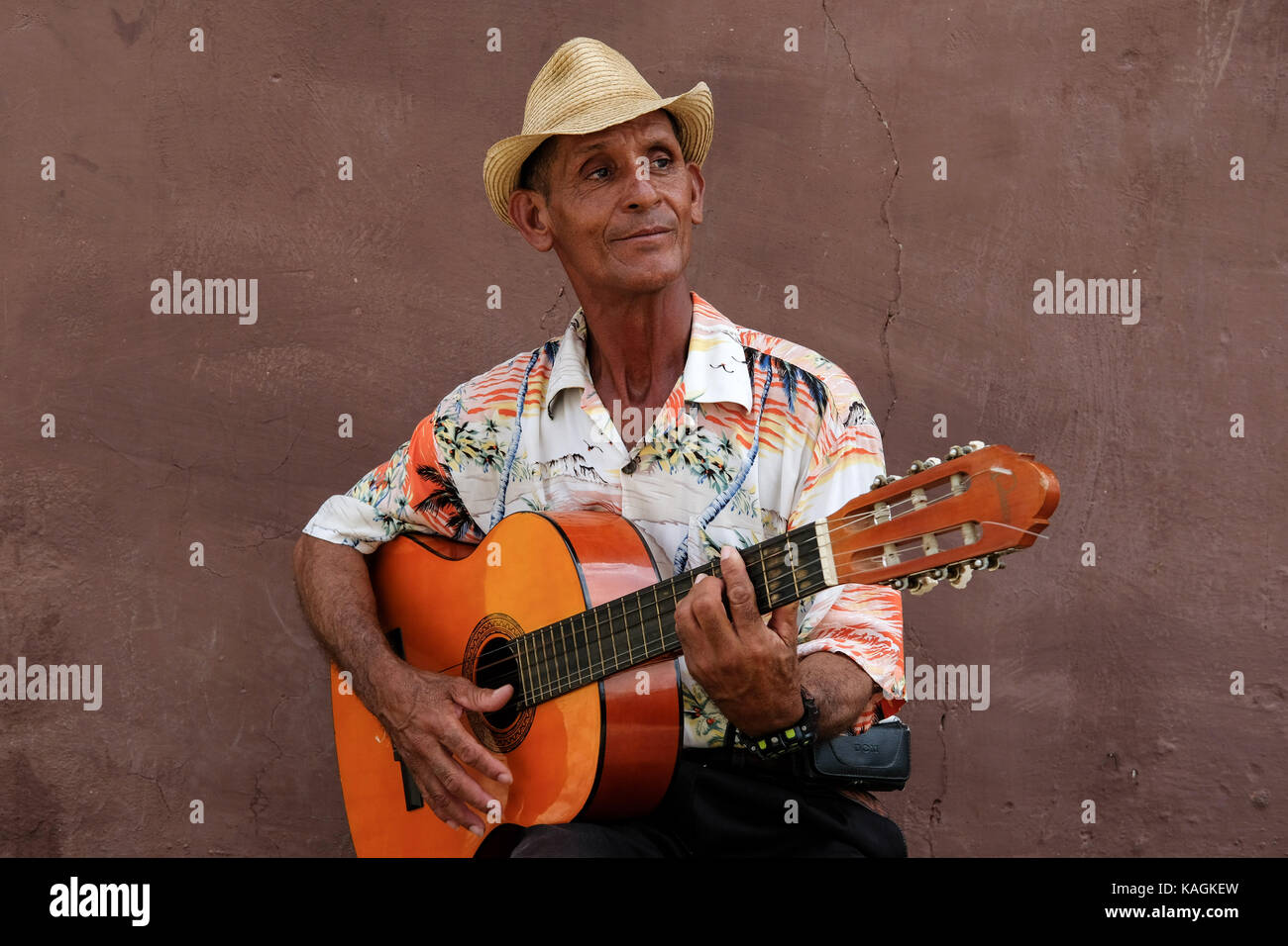 Un uomo cubano suona la sua chitarra sul lato di una strada nel centro di Trinidad, Cuba. Foto Stock