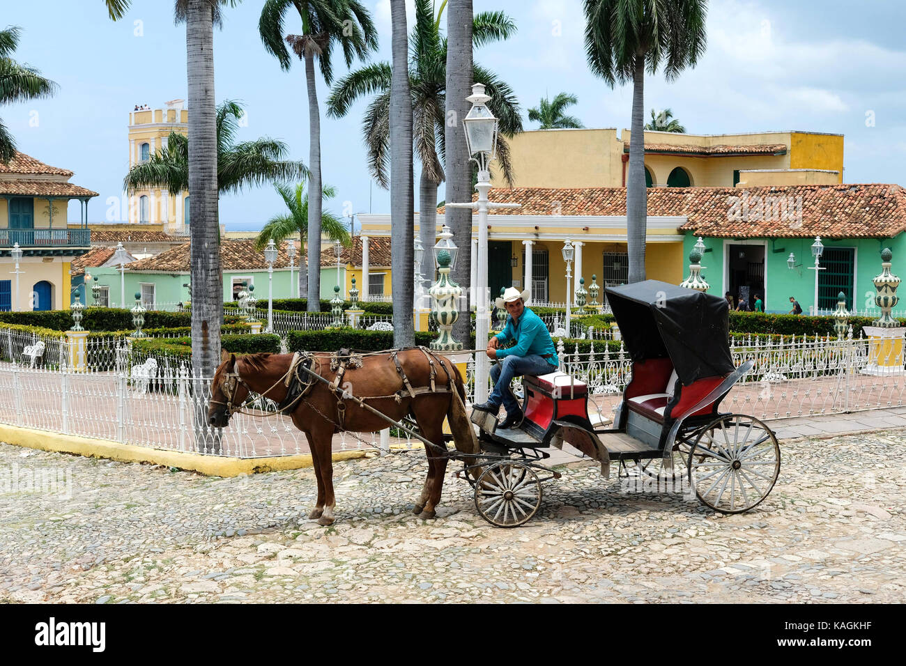 Un uomo siede sul suo cavallo e carretto nella Plaza Mayor a Trinidad, Cuba. Foto Stock