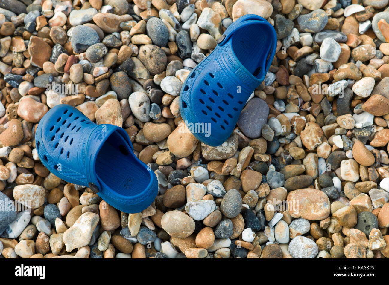 Bambino scarpe da spiaggia perso sulla spiaggia Foto Stock