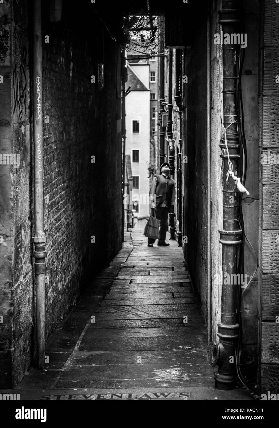 Il vecchio uomo in un vicolo di Edimburgo Foto Stock Il vecchio uomo in un vicolo di Edimburgo Foto Stock
