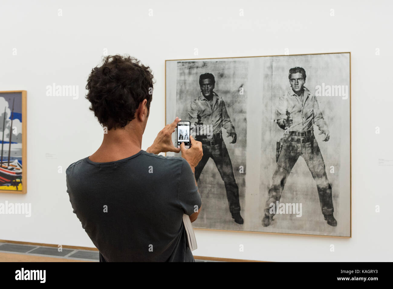 Berlino. Germania. Hamburger Bahnhof Museum di arte contemporanea. Visitatore di scattare una foto di Andy Warhol's doppio Elvis. (Museum für Gegenwart). Foto Stock