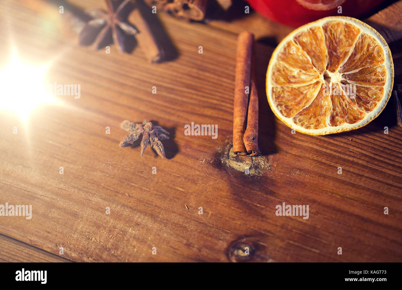 La cannella, anice e essiccato arancione sul pannello di legno Foto Stock