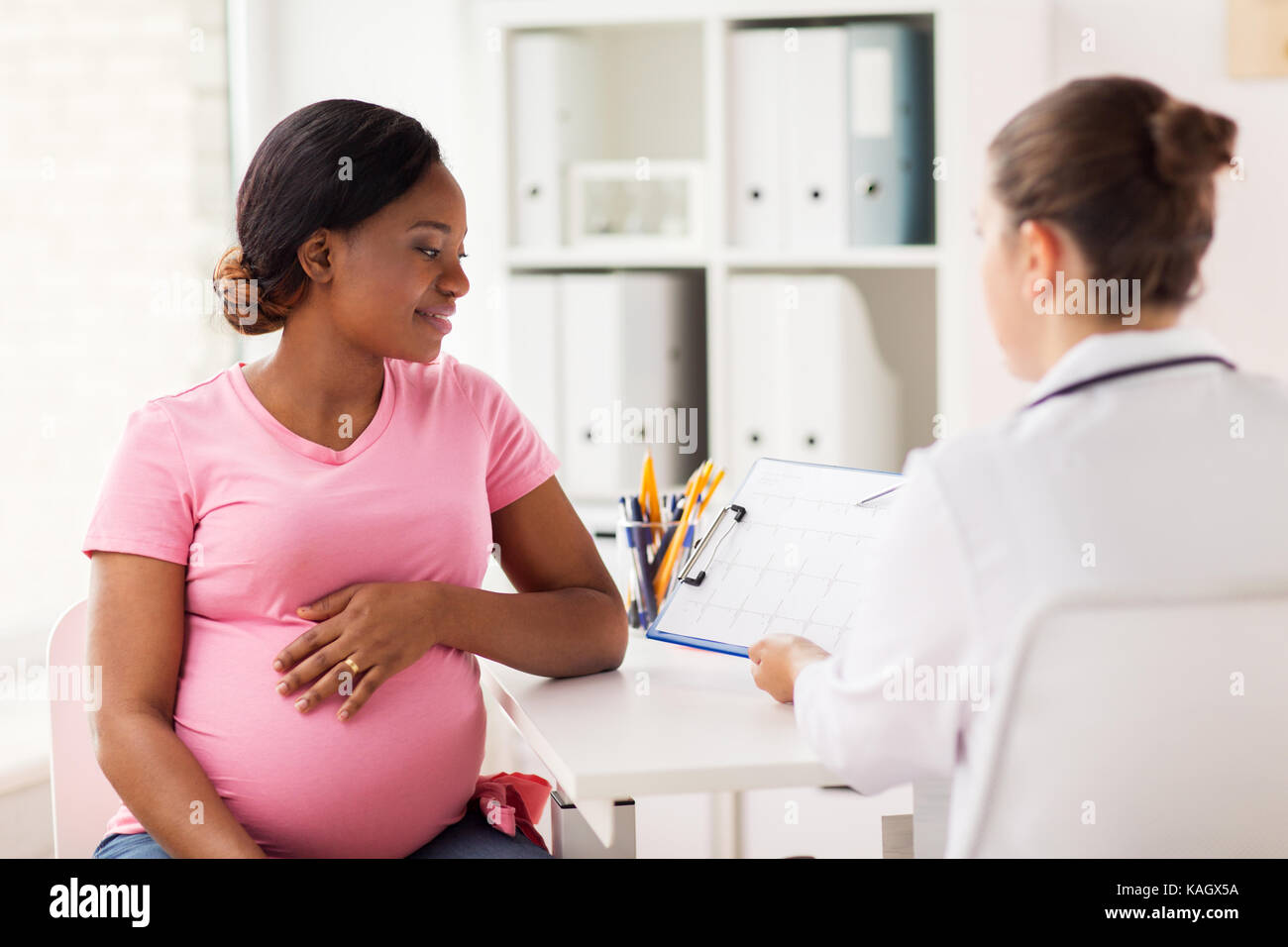 Cardiologo e donna incinta all'ospedale Foto Stock