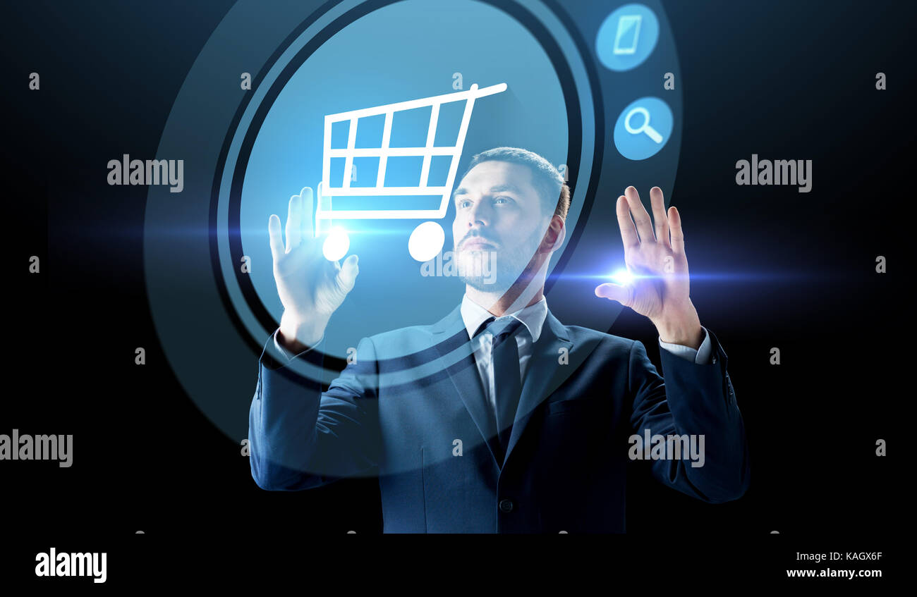 Imprenditore con carrello su schermo virtuale Foto Stock