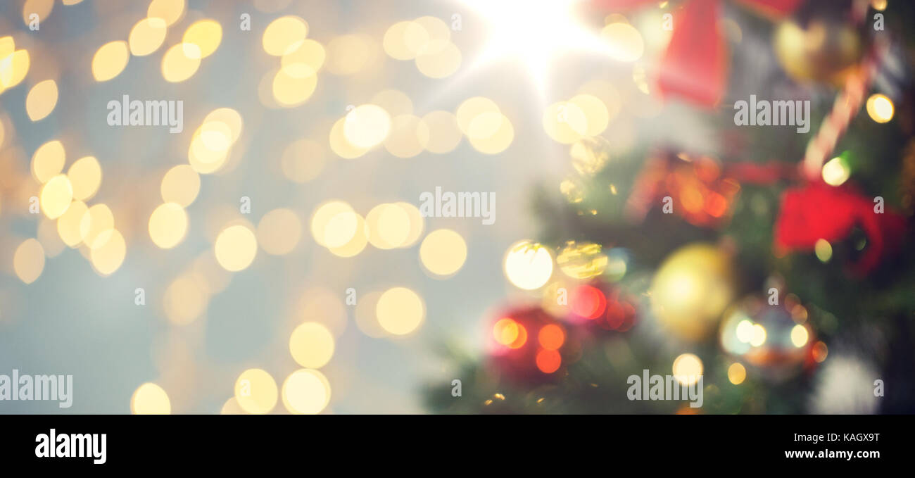Sfocato albero di Natale decorato con sfere Foto Stock