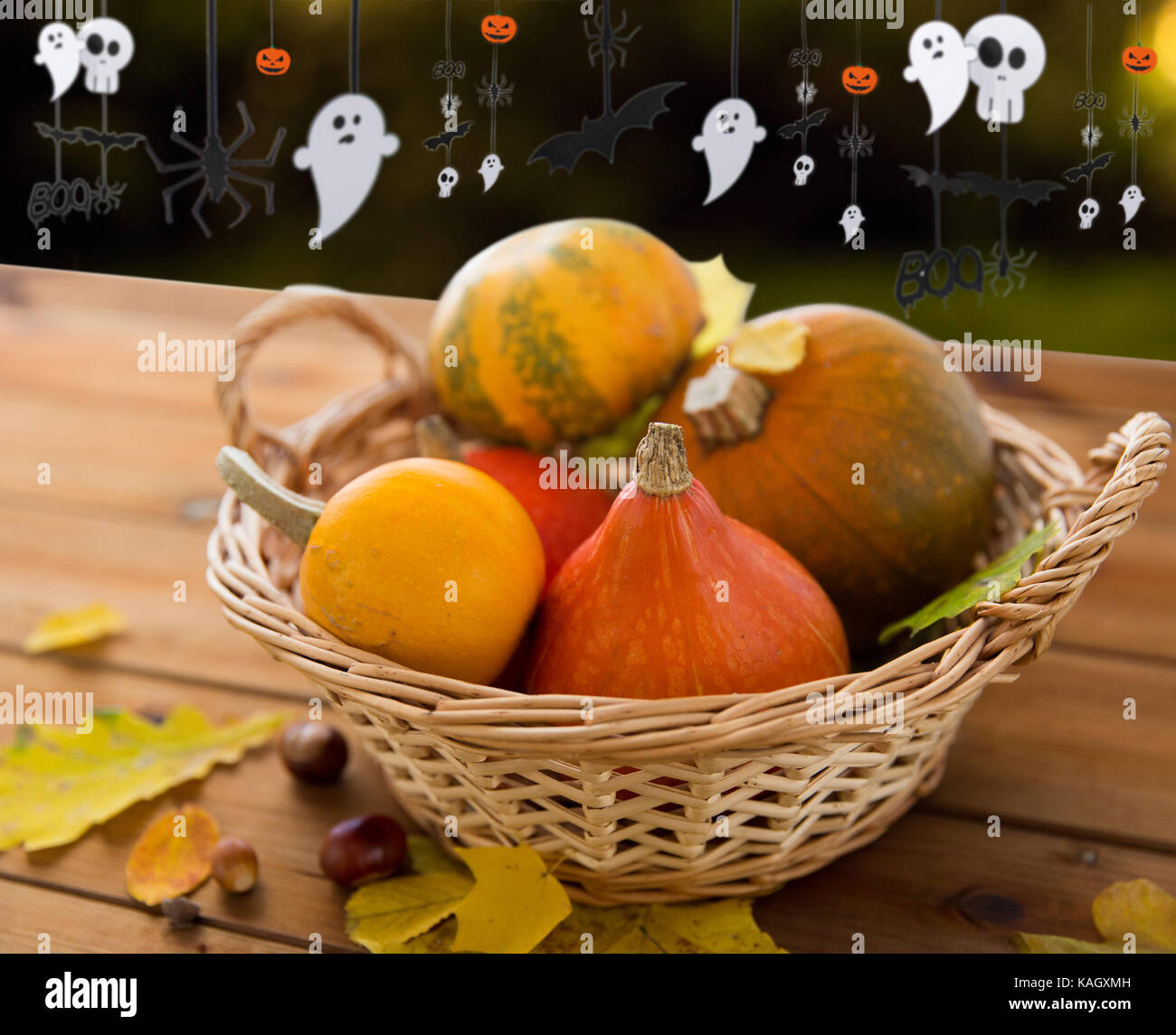 Le zucche nel cestello e Festa di halloween ghirlanda Foto Stock