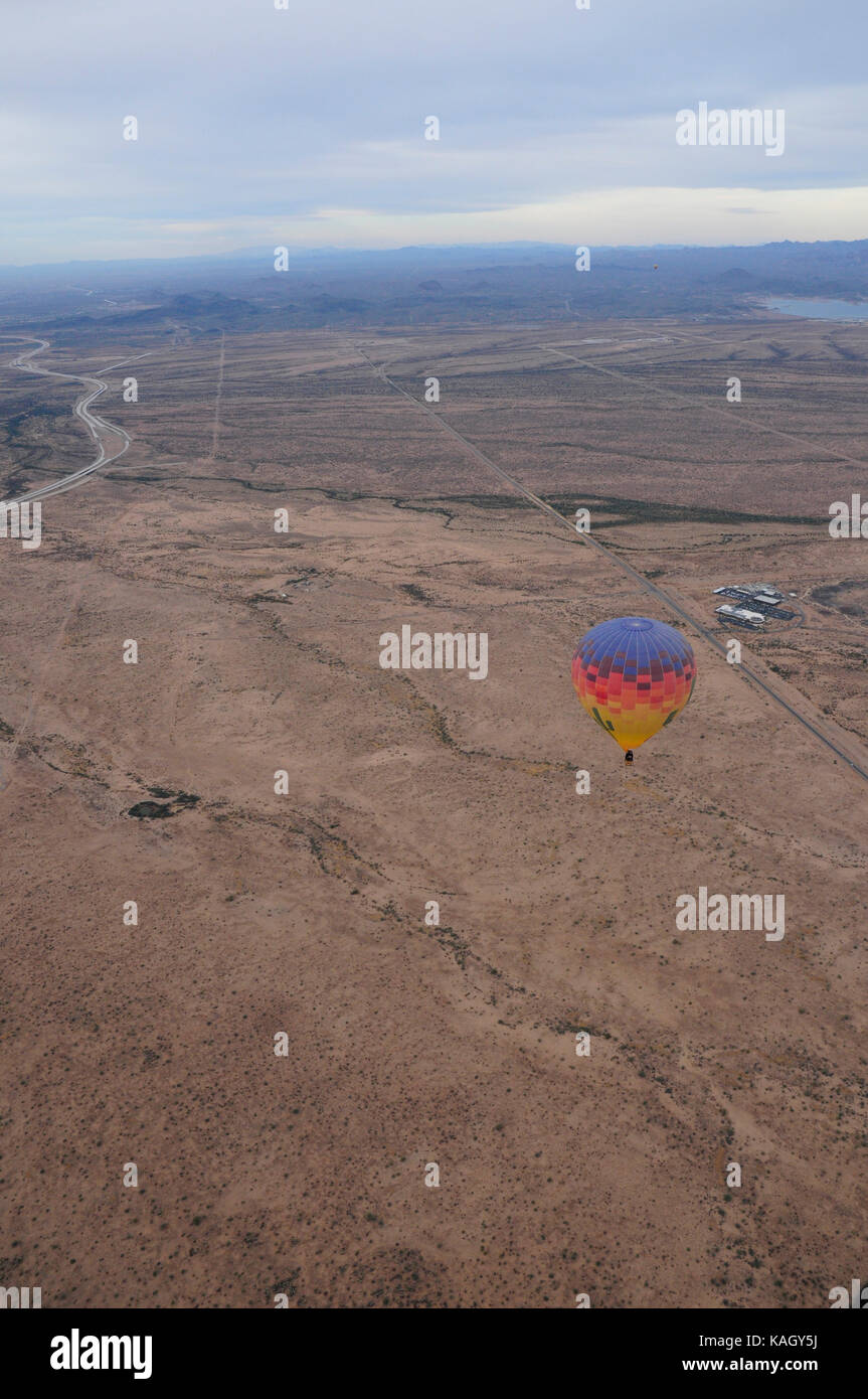 Giro in mongolfiera sopra il deserto di Sonora, Arizona, Stati Uniti d'America Foto Stock