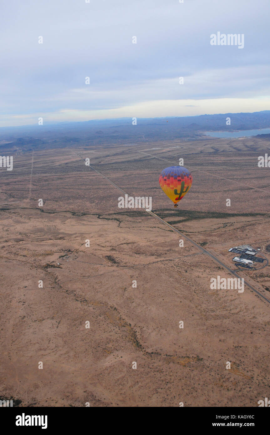 Giro in mongolfiera sopra il deserto di Sonora, Arizona, Stati Uniti d'America Foto Stock