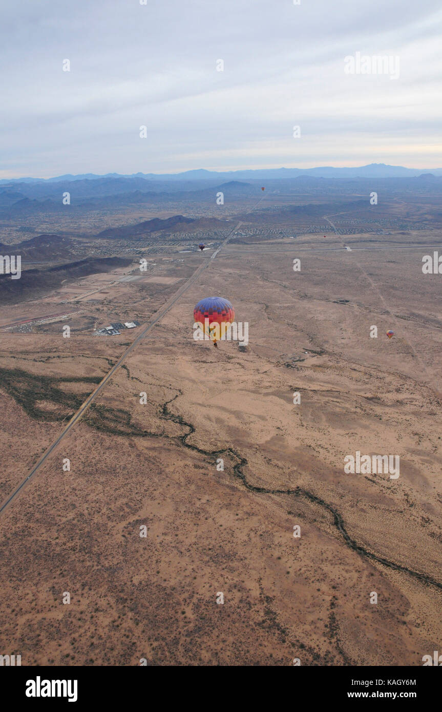 Giro in mongolfiera sopra il deserto di Sonora, Arizona, Stati Uniti d'America Foto Stock