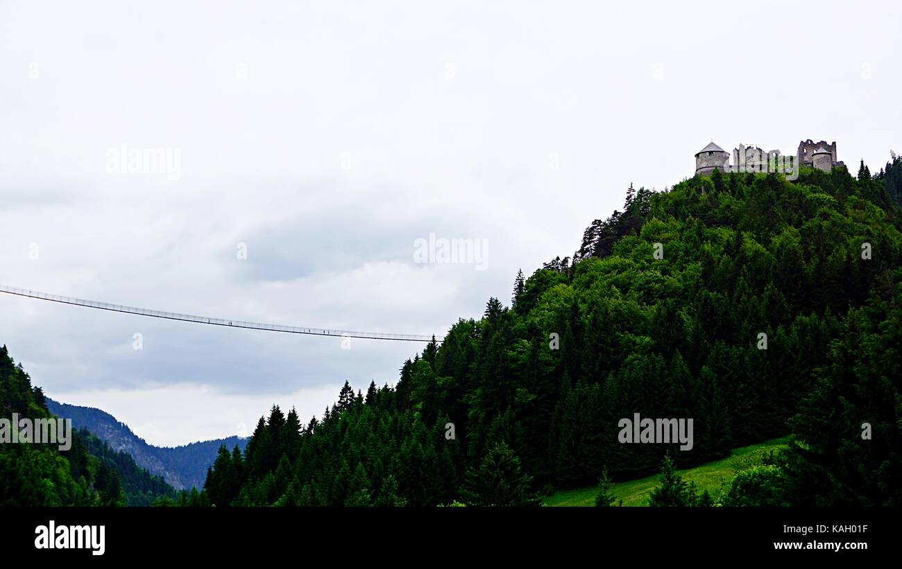 Highline 179 e il castello di Casteldarne a Reutte, Austria Foto Stock