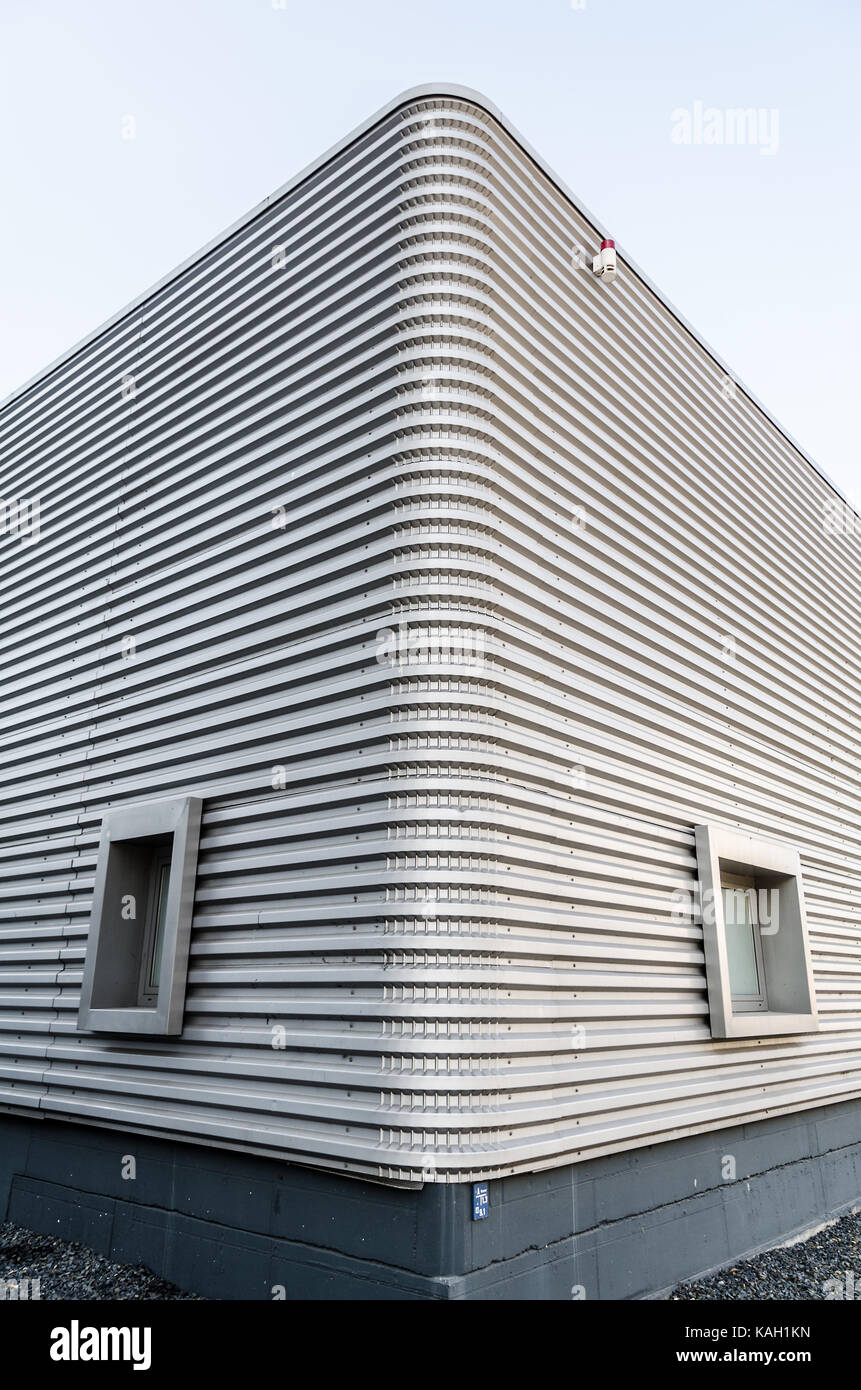 Angolo di un edificio moderno con due finestre Foto Stock