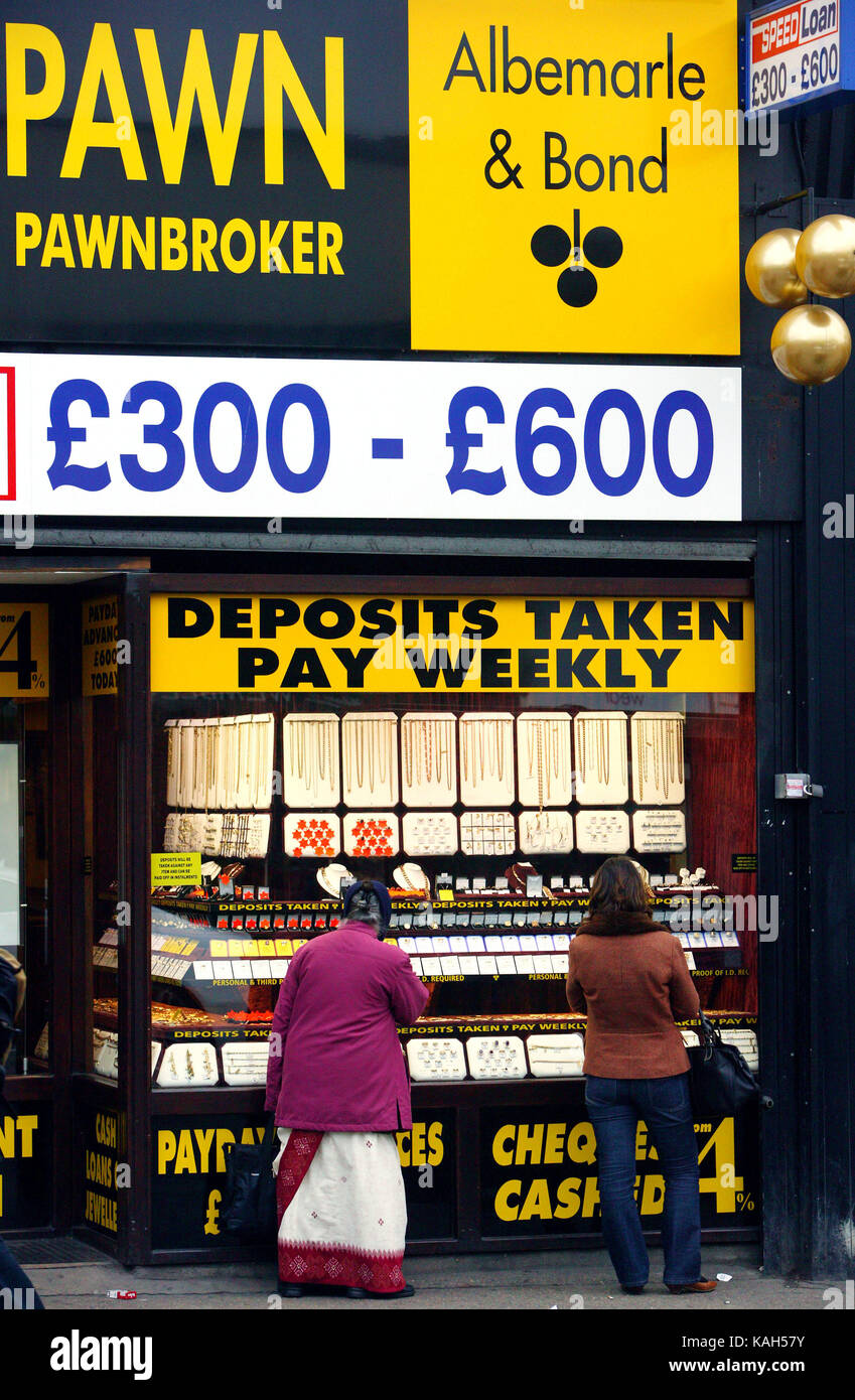 Regno Unito, Londra : Pawnbroker, assegni incassati e prestiti di velocità. Wembley Central London. 20.10.2008. Foto Stock