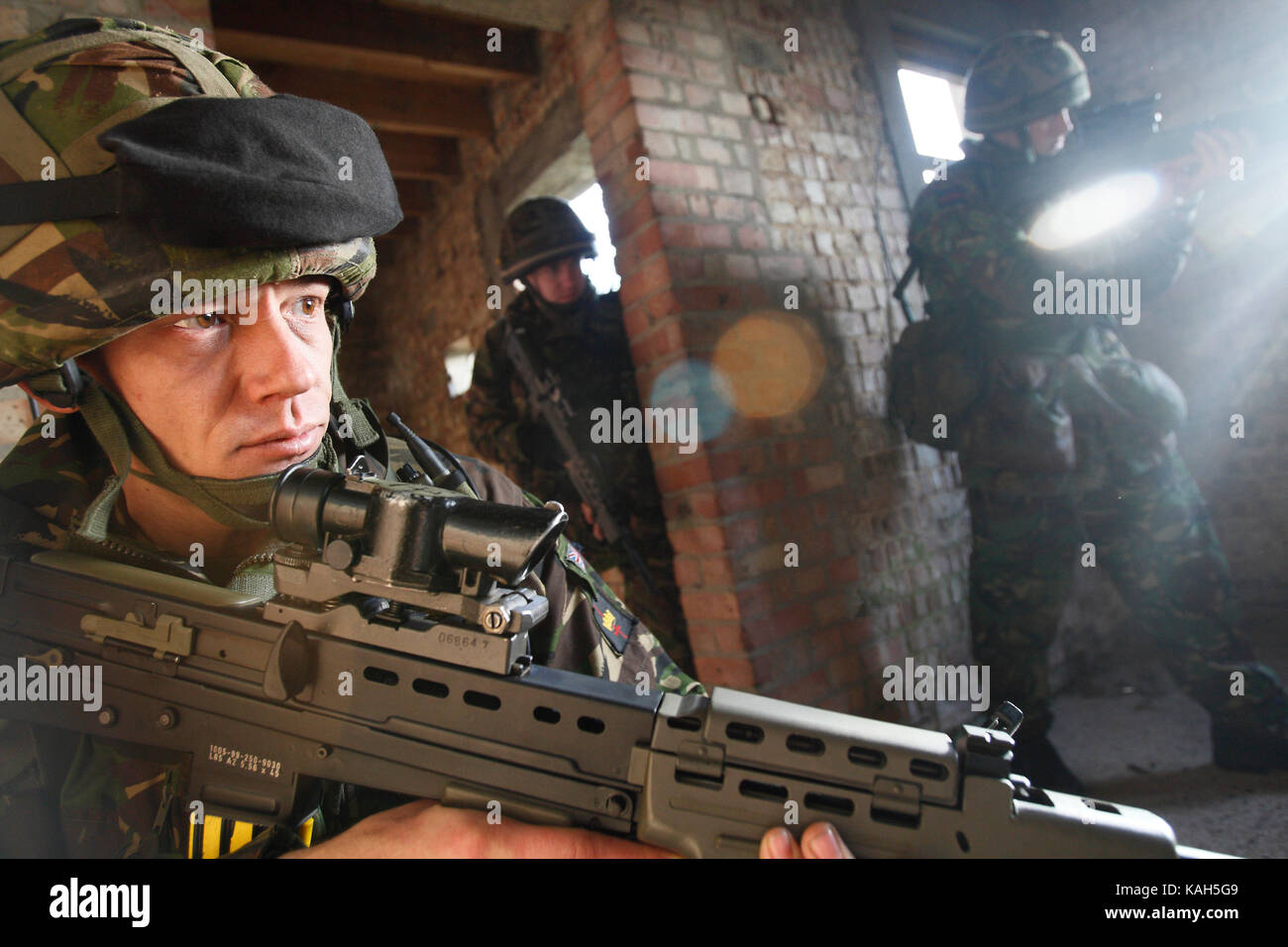 Riservisti dal London TA reggimento di fanteria, il reggimento di Londra, facendo un composto esercizio di liquidazione in preparazione per l'Afghanistan. Norfolk. 10.12 Foto Stock