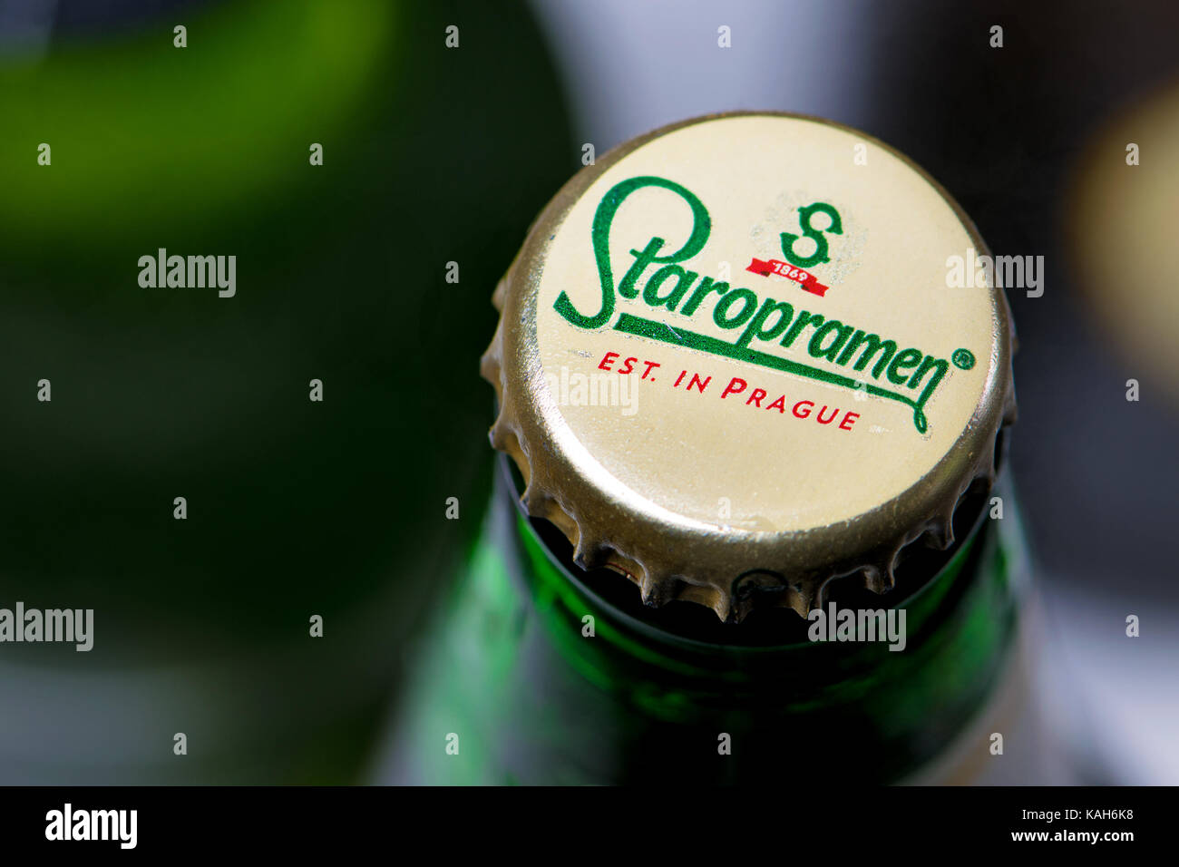 Bottiglia di birra e tappo - Staropramen, ceco lager Foto Stock