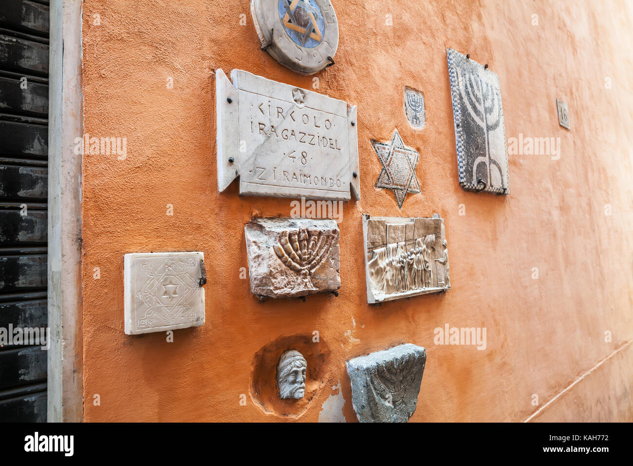 Vecchi simboli ebraici nel ghetto di Roma, Italia Foto Stock