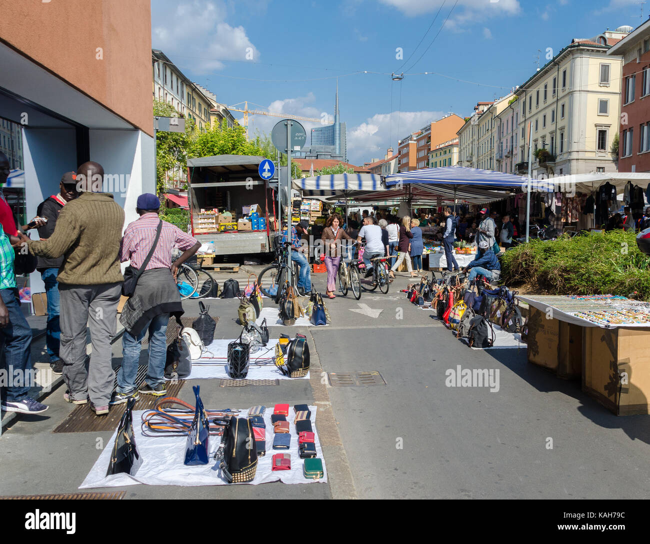 Migranti africani visualizzare merci contraffatte sul primo piano a Brera, Milano, lombardia, italia street market Foto Stock